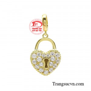 Mặt dây ổ khoá trái tim sợi dây với thiết kể ổ khóa độc đáo lưu giữ những bí mật, những điều ý nghĩa của riêng bạn.