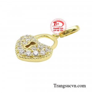 Và biểu tượng ổ khoá là tượng trưng cho trái tim của hai con người xa lạ, bằng một cách nào đó đã tìm được sự đồng điệu trong tâm hồn, để rồi tình yêu của cả hai được gắn kết và cất giữ trong chiếc ổ khoá đầy ý nghĩa này. 