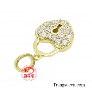 Với thiết kế tinh tế, mặt ổ khoá xinh xắn cá tính giúp bạn gái toát lên vẻ đẹp quyến rũ.