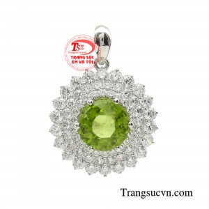 Mặt dây peridot cuốn hút không chỉ đơn thuần là một phụ kiện thời trang mà còn là một biểu tượng của sự sáng tạo và tinh tế trong thiết kế trang sức. 