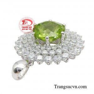 Được chế tác với sự tỉ mỉ kết hợp sắc xanh nguyên thủy của peridot luôn có sức hút riêng - một màu xanh hòa trộn giữa xanh lá trẻ trung với vàng hoàng kim sang trọng. 