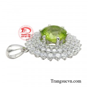 Chiếc mặt dây không chỉ lấp lánh mà còn thực sự tỏa sắc ấn tượng giúp chủ nhân thêm phần cuốn hút.