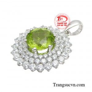 Không cần một bộ trang phục quá cầu kỳ, điểm sáng tinh tế trên phần xương quai xanh cũng đủ thu hút ánh nhìn của người đối diện. 