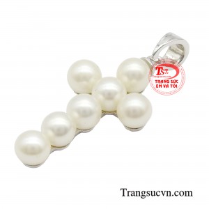 Chiếc mặt dây như đang chuyển động tinh tế, hoà sắc ngọc cuốn hút chính là điểm nhấn duyên dáng cho chủ nhân.