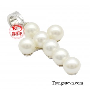 Chiếc mặt dây nổi bật với hình ảnh thập tự giá được kết từ những viên ngọc trai tinh tuyển giúp quý cô trở nên đặc biệt thu hút trong mắt người đối diện.