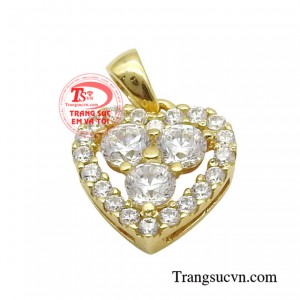 Mặt dây trái tim phong cách cá tính được chế tác tỉ mỉ trên chất liệu vàng 18k thể hiện sự tinh tế và đẳng cấp.