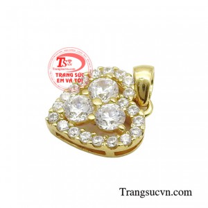  Mặt dây hình trái tim cùng với những viên đá nhỏ lấp lánh giúp nàng trở nên duyên dáng hơn.