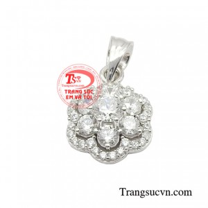 Mặt dây vàng trắng cuốn hút với thiết kế vàng 18k kết hợp với màu trắng giúp nàng trở nên duyên dáng hơn.