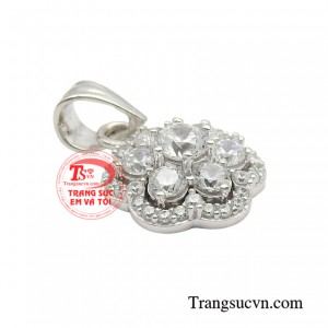 Những viên đá nhỏ lấp lánh giữa với những giác cắt khéo léo tạo thành bông hoa giúp phản chiếu ánh sáng diệu kỳ không gì sánh bằng. 