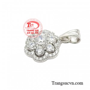 Mặt dây chuyền được đính kết đá tinh xảo sẽ khiến phái đẹp phải tan chảy ngay từ ánh nhìn đầu tiên.  