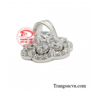 Với vật phẩm tinh tế này, nàng chỉ cần chọn trang phục nhẹ nhàng cũng đủ để nàng tỏa sáng giữa đám đông.