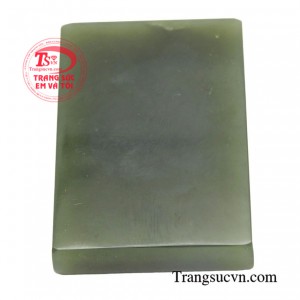 Mặt dây vô sự bài bình an là sản phẩm được làm từ Ngọc Cẩm Thạch có thể bọc vàng hoặc bạc làm mặt dây chuyền sang trọng và tinh tế.