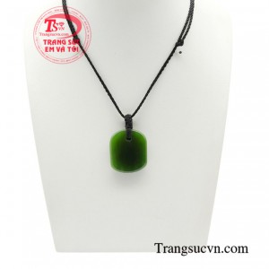 Mặt dây Vô Sự Bài khí chất mang trong mình là ngọc cẩm thạch nên món trang sức này là biểu tượng của sự bảo vệ, trừ tà và giữ gìn tài sản. 