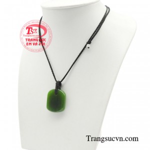 Ngọc cẩm thạch làm củng cố quyền lực và gia tăng khí chất vận giúp chủ nhân đạt được nhiều thành công trong công việc và mở rộng các mối quan hệ xã hội. 