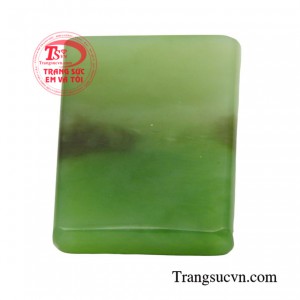 Mặt dây Vô Sự Bài phú quý là sản phẩm được chế tác từ ngọc Nephrite thiên nhiên, đem may mắn.