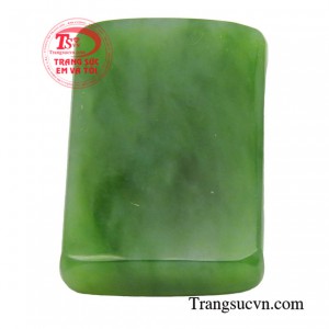 Mặt dây Vô Sự Bài sang trọng là sản phẩm được chế tác từ ngọc Nephrite thiên nhiên, đem may mắn.