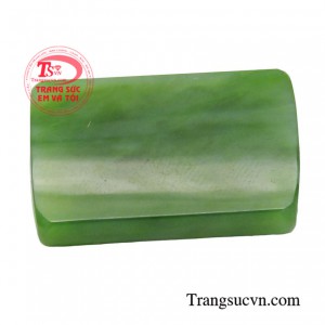 Mặt dây Vô Sự Bài sang trọng không chỉ làm món đồ trang sức mà còn có ý nghĩa về mặt phong thủy.