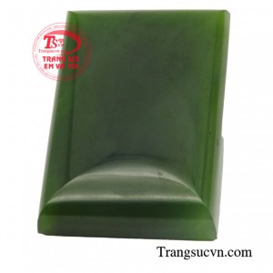 Mặt dây Vô Sự Bài tài lộc mang trong mình là ngọc cẩm thạch nên món trang sức này được coi là vật hộ thân bảo vệ chủ nhân mọi tà khí, tránh xa vận xui.