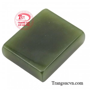 Mặt dây được làm từ Ngọc Nephrite mang lại vượng khí, may mắn cho người sở hữu.