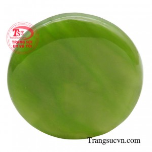 Mặt khuy Nepherit thịnh vượng được chế tác tỉ mỉ trên nền chất liệu ngọc Nepherit mang lại những đườn nét tinh tế và độc đáo.