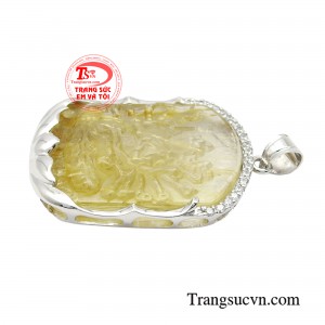 Mặt Phật Thiên Thủ Thiên Nhãn thạch anh tóc vàng là lựa chọn tuyệt vời cho những người tuổi Tý