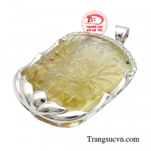 Không chỉ là một món trang sức tôn lên vẻ đẹp và phong cách của người sử dụng mà hơn thế mặt phật thạch anh tóc vàng còn chứa đựng những giá trị tâm linh bình an.