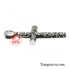 Trang sức biểu tượng thập giá không chỉ giúp cho người đeo thể hiện cá tính, phong cách thời trang.