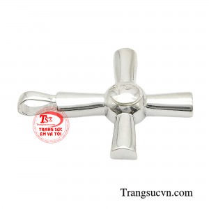 Sản phẩm được làm từ bạc 925 cao cấp, được đánh bóng tỉ mỉ tạo độ sáng bóng mịn, mang lại cảm giác nhẹ nhàng và thoải mái khi đeo. 