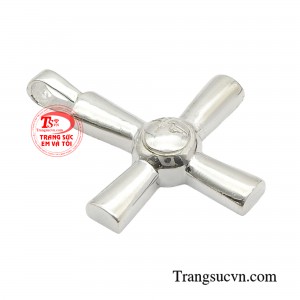 Với thiết kế đơn giản, không cầu kỳ, mặt dây chuyền thánh giá bạc phù hợp cho cả nam và nữ, dễ dàng kết hợp với nhiều phong cách trang phục khác nhau. 