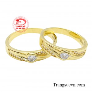 Nhẫn cưới kết duyên tơ hồng mang ý nghĩa cho sự chung thủy, mãi mãi bên nhau cho dù gặp bao trắc trở.