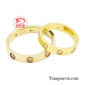 Nhẫn cưới sắc son trở thành một kỷ vật đáng giá, đại diện cho những kỷ niệm và những thử thách đã được vượt qua trong cuộc sống hôn nhân.