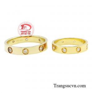 Nó không chỉ là một món trang sức quý giá, mà còn là một biểu tượng tình yêu và lòng trung thành. 