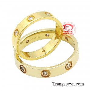 Cặp nhẫn cưới mang trong mình vẻ đẹp tinh tế và trang nhã, màu sắc thanh lịch, thu hút ánh sáng và tạo ra một vẻ ngoài rực rỡ.