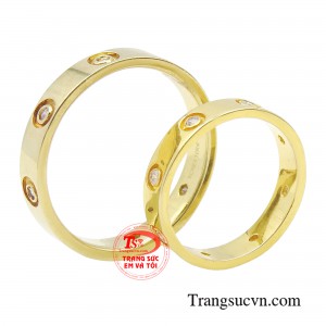 Ẩn sau là ý nghĩa truyền thống của tình yêu và hôn nhân, vì thế mà nhẫn cưới sắc son là một lựa chọn cho ngày trọng đại của cuộc đời. 