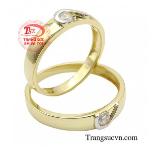 Đồng thời, nhẫn cưới vàng được chạm khắc hoạ tiết trái tim cũng là đại diện hoàn hảo cho tình yêu chân thành, sắc son, không điều gì có thể chia rẽ được.