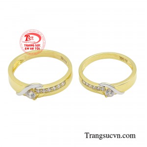 Cặp nhẫn không chỉ là biểu tượng cho tình yêu và chân thành mà còn thể hiện sự thanh khiết và chắc chắn của mối quan hệ.