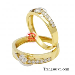 Các cặp đôi có thể đặt chế tác nhẫn cưới theo yêu cầu, khắc chữ miễn phí ghi dấu kỉ niệm.