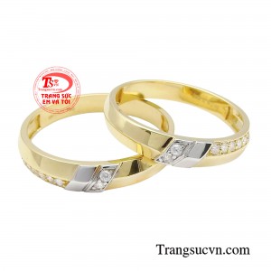Nhẫn cưới vàng tây phóng khoáng đẹp, sang trọng là ấn tượng đầu tiên của mẫu nhẫn cưới hiện đại.