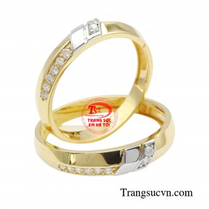 Với sự tỉ mỉ của thợ chế tác, cặp nhẫn được thiết kế độc đáo với thân nhẫn đính đá tỉ mỉ.