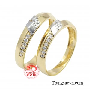 Cặp nhẫn vàng 18k thích hợp cho những cặp đôi trẻ thích sự thanh lịch và cuốn hút nhẹ nhàng, vừa hòa hợp vừa ẩn chứa cá tính riêng.