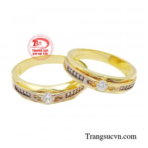 Nhẫn cưới vàng tây thủy chung đại diện cho lòng trung thành và cam kết lâu dài của hai người trong một mối quan hệ hôn nhân.
