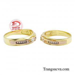 Cặp nhẫn cưới mang theo những rung động ngọt ngào và sự mong chờ khoảnh khắc đôi bạn trao nhau cặp nhẫn cưới, đánh dấu khởi đầu mới cho cuộc hành trình chung đôi.