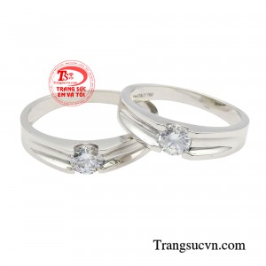 Nhẫn cưới vàng trắng cuốn hút được ưa chuộng bởi màu sắc tinh tế dễ phối với những trang phục và các loại phụ kiện khác