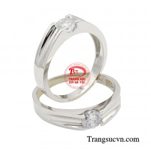 Bên cạnh đó, sự tương đồng với màu sắc váy cưới trong hôn lễ càng làm tôn lên vẻ đẹp sang trọng, thanh khiết của cô dâu cũng là một trong những lý do khiến nhiều cặp đôi lựa chọn kiểu nhẫn cưới này.