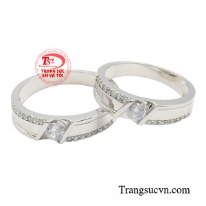 Nhẫn cưới vàng trắng phóng khoáng có độ sáng bóng với ánh kim lấp lánh tạo nên một vẻ đẹp vừa thanh khiết và tinh tế lại vô cùng sang trọng và thời thượng. 