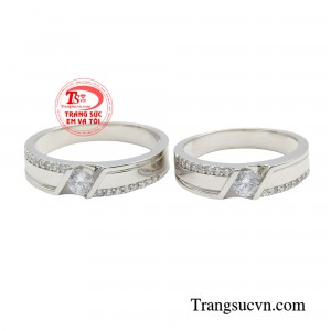 Ngoài ý nghĩa gắn bó, tin tưởng lẫn nhau nhẫn cưới vàng trắng 18k còn là biểu trưng cho sự thủy chung, lâu bền