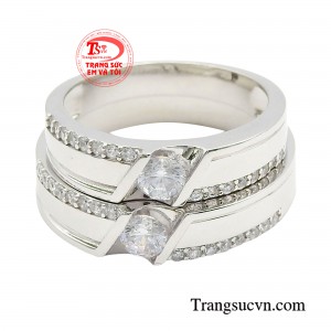 Mang ý nghĩa nghiêm túc hơn vì kể từ khi họ trao nhẫn cưới cho nhau họ đã chính thức làm vợ chồng. 