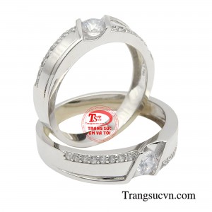 Mỗi khi nhìn vào chiếc nhẫn cưới trên tay các cặp đôi luôn thấy trách nhiệm hơn đối với người bạn đời của mình dù sướng vui, buồn khổ, khó khăn sung sướng… thì họ sẽ luôn bên nhau cùng nhau vượt qua. 