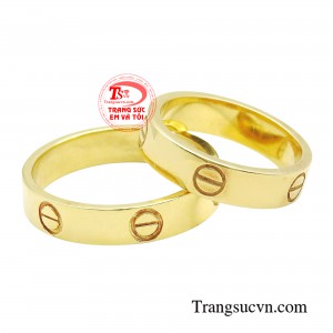 Nhẫn cưới viên mãn tròn đầy nổi bật với phần đai được thiết kế dày dặn mang sắc vàng lãng mạn góp phần tôn lên vẻ đẹp ngọt ngào cho các cặp đôi. 