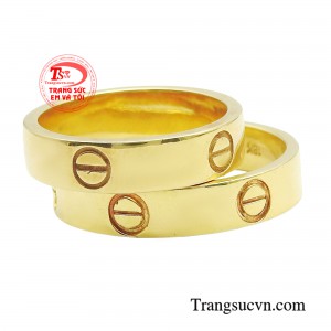 Cặp nhẫn vàng 18K rất được các cặp đôi yêu thích bởi sự tinh tế đơn giản trong từng chi tiết giúp lưu giữ trọn vẹn khoảnh khắc hạnh phúc lứa đôi. 